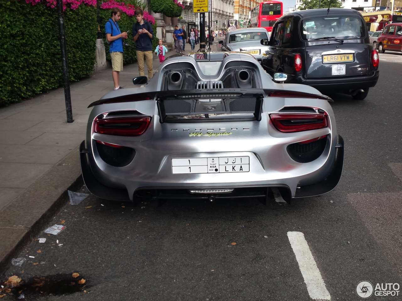 Porsche 918 Spyder Weissach Package