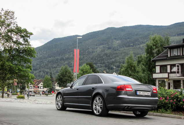 Audi S8 D3