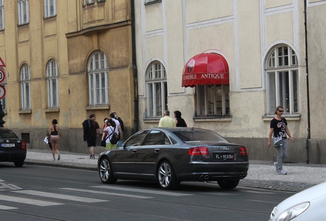 Audi S8 D3