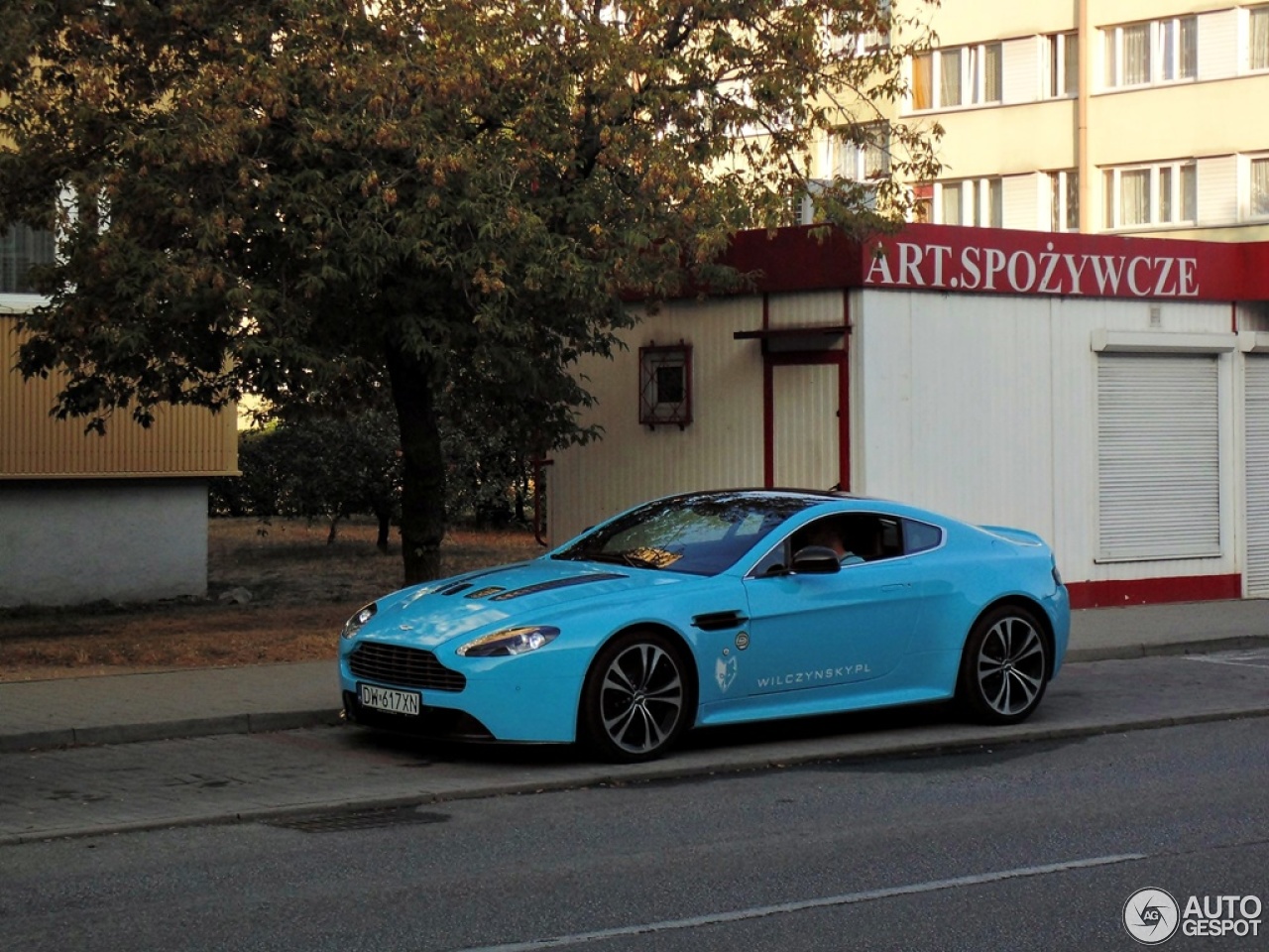 Aston Martin V12 Vantage Carbon Black Edition