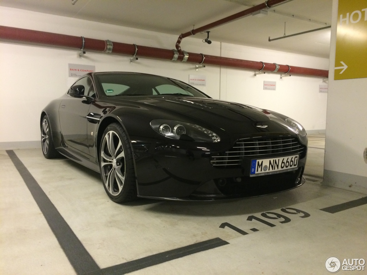 Aston Martin V12 Vantage