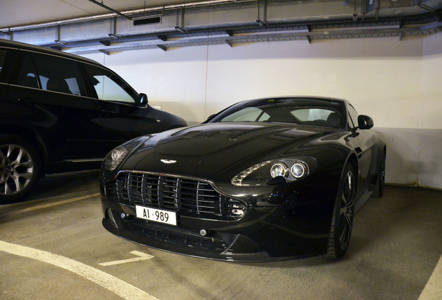 Aston Martin V12 Vantage Carbon Black Edition