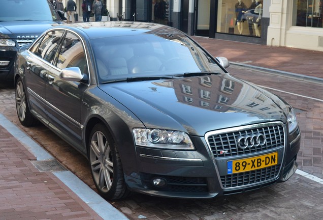 Audi S8 D3