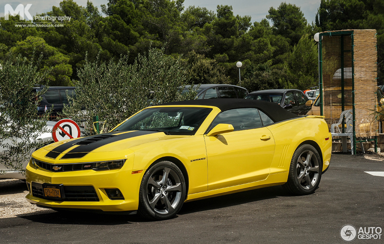 Yellow Chevrolet Camaro SS convertible dashboard details – Stock Editorial  Photo © Junot #134995548