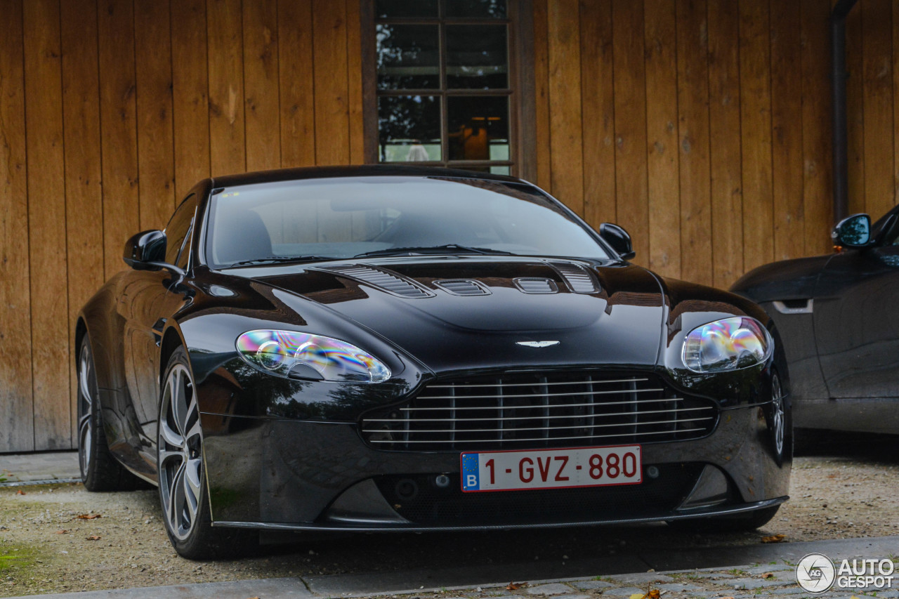 Aston Martin V12 Vantage Carbon Black Edition