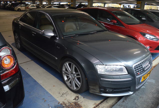 Audi S8 D3