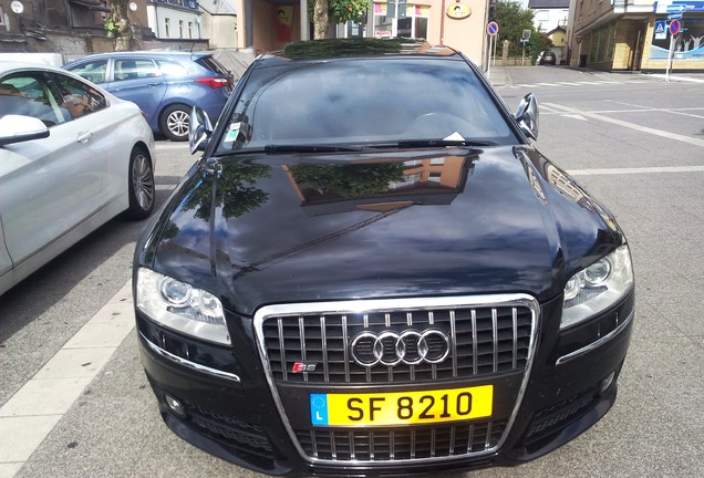 Audi S8 D3