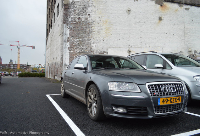 Audi S8 D3