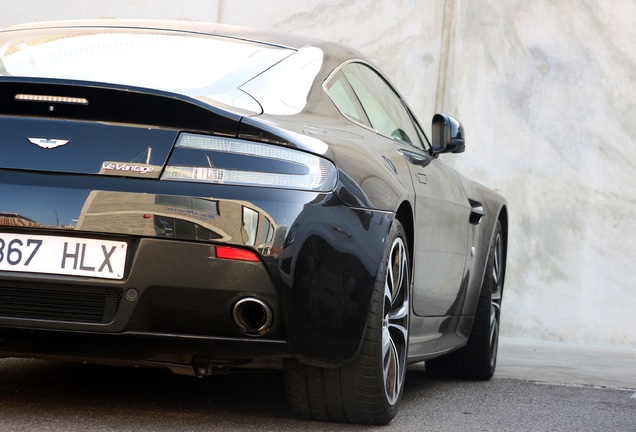 Aston Martin V12 Vantage Carbon Black Edition