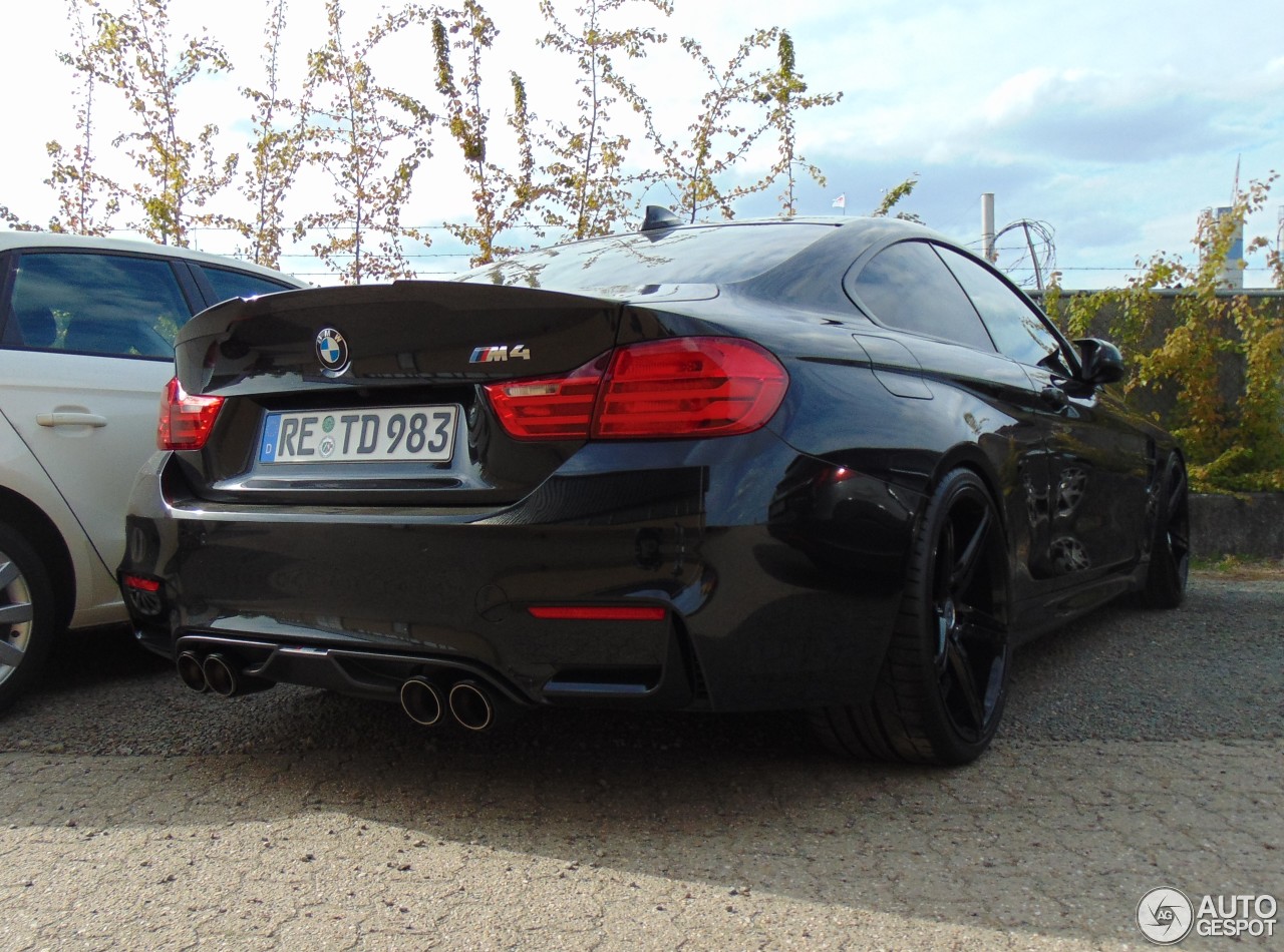 BMW M4 F82 Coupé Versus Performance