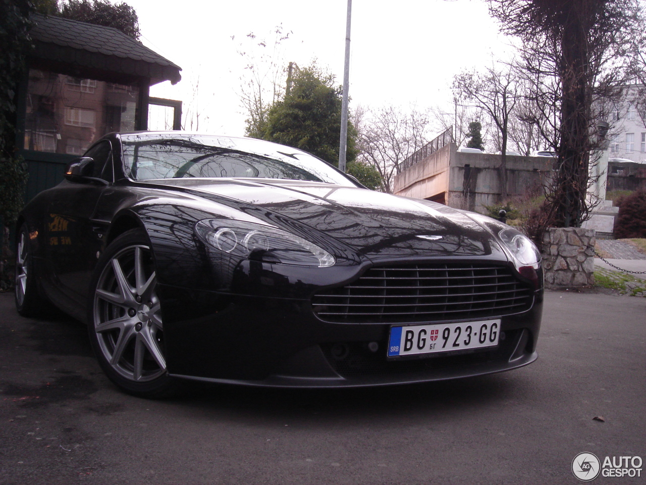 Aston Martin V8 Vantage 2012