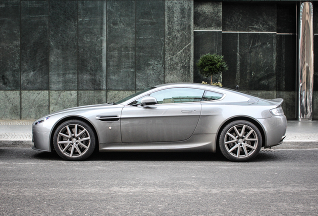 Aston Martin V8 Vantage 2012