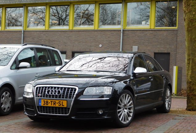 Audi S8 D3