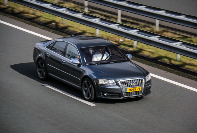 Audi S8 D3