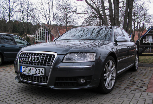 Audi S8 D3