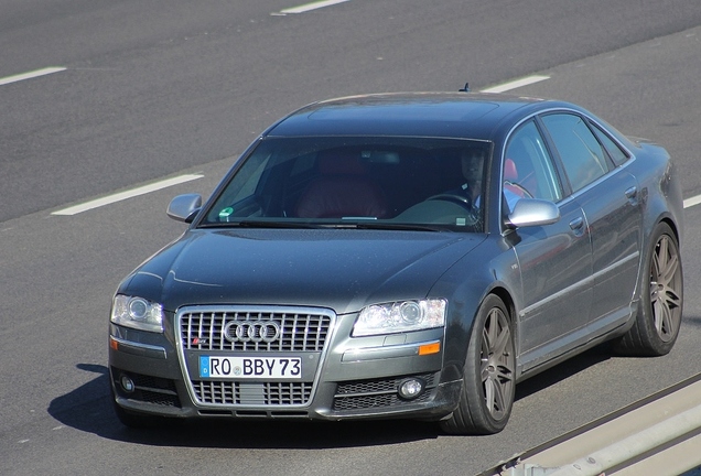 Audi S8 D3