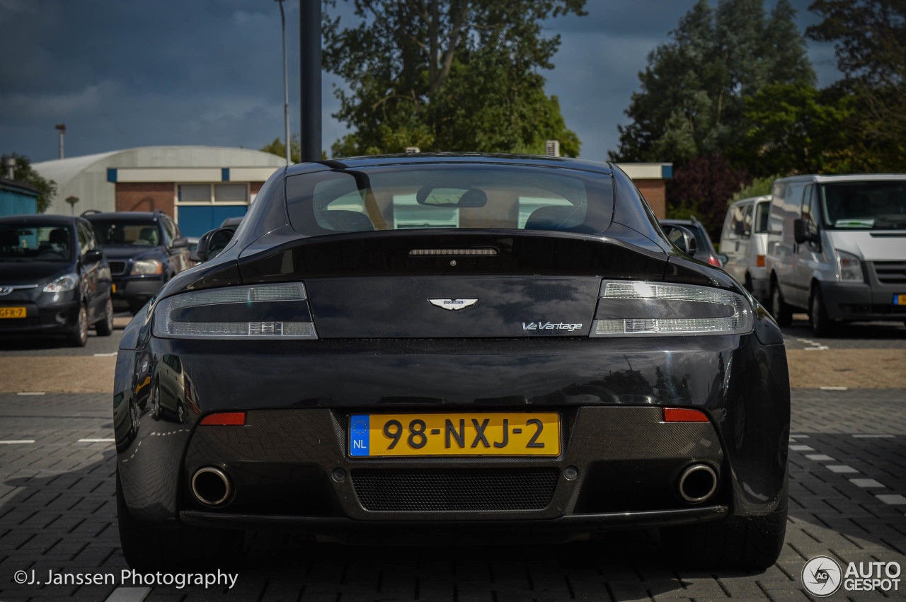 Aston Martin V12 Vantage Carbon Black Edition