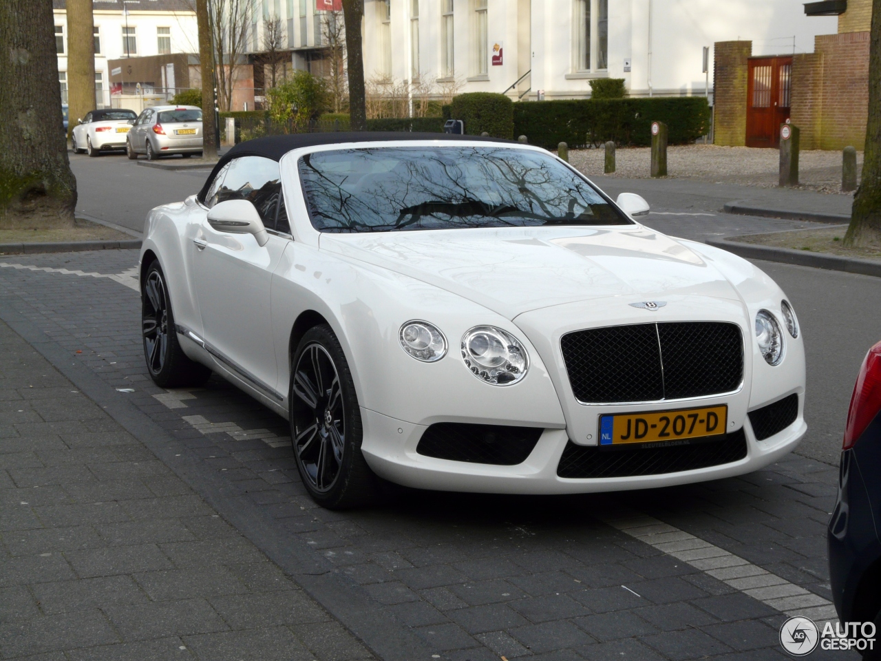 Bentley Continental GTC V8