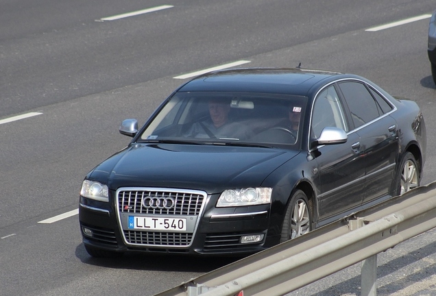 Audi S8 D3