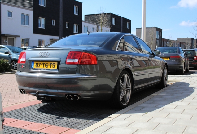 Audi S8 D3