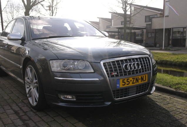 Audi S8 D3