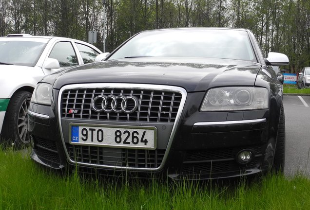 Audi S8 D3