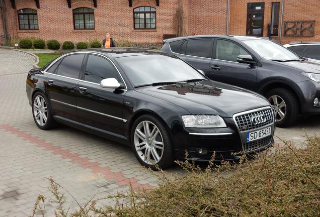 Audi S8 D3