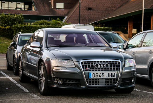 Audi S8 D3