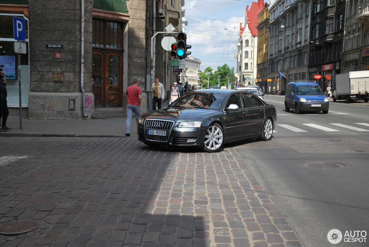 Audi S8 D3