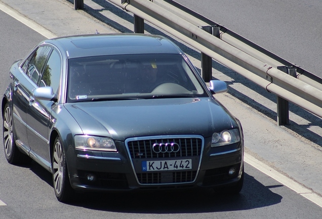 Audi S8 D3