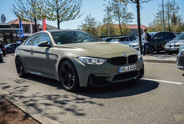 BMW M4 F82 Coupé Versus Performance