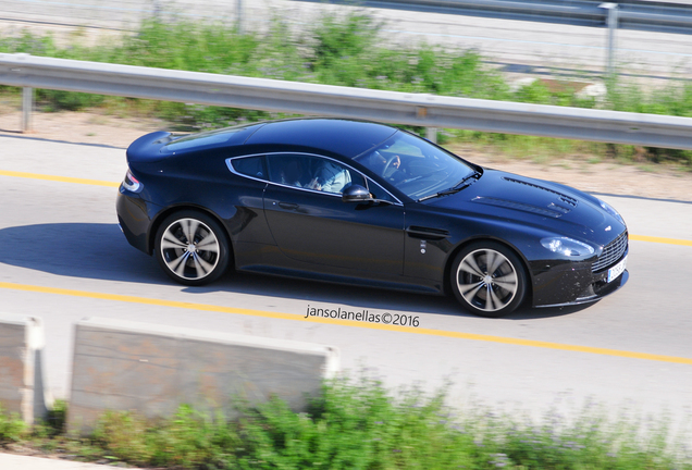 Aston Martin V12 Vantage Carbon Black Edition