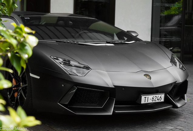 Lamborghini Aventador LP700-4 Roadster