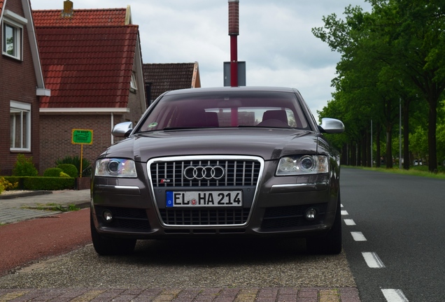 Audi S8 D3