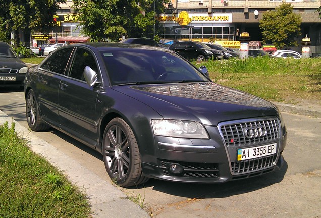 Audi S8 D3