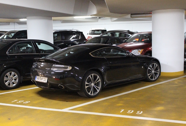 Aston Martin V12 Vantage Carbon Black Edition