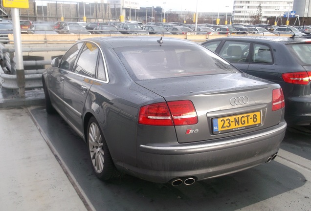 Audi S8 D3