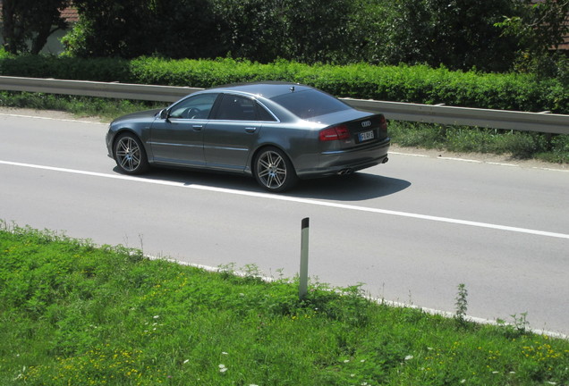 Audi S8 D3