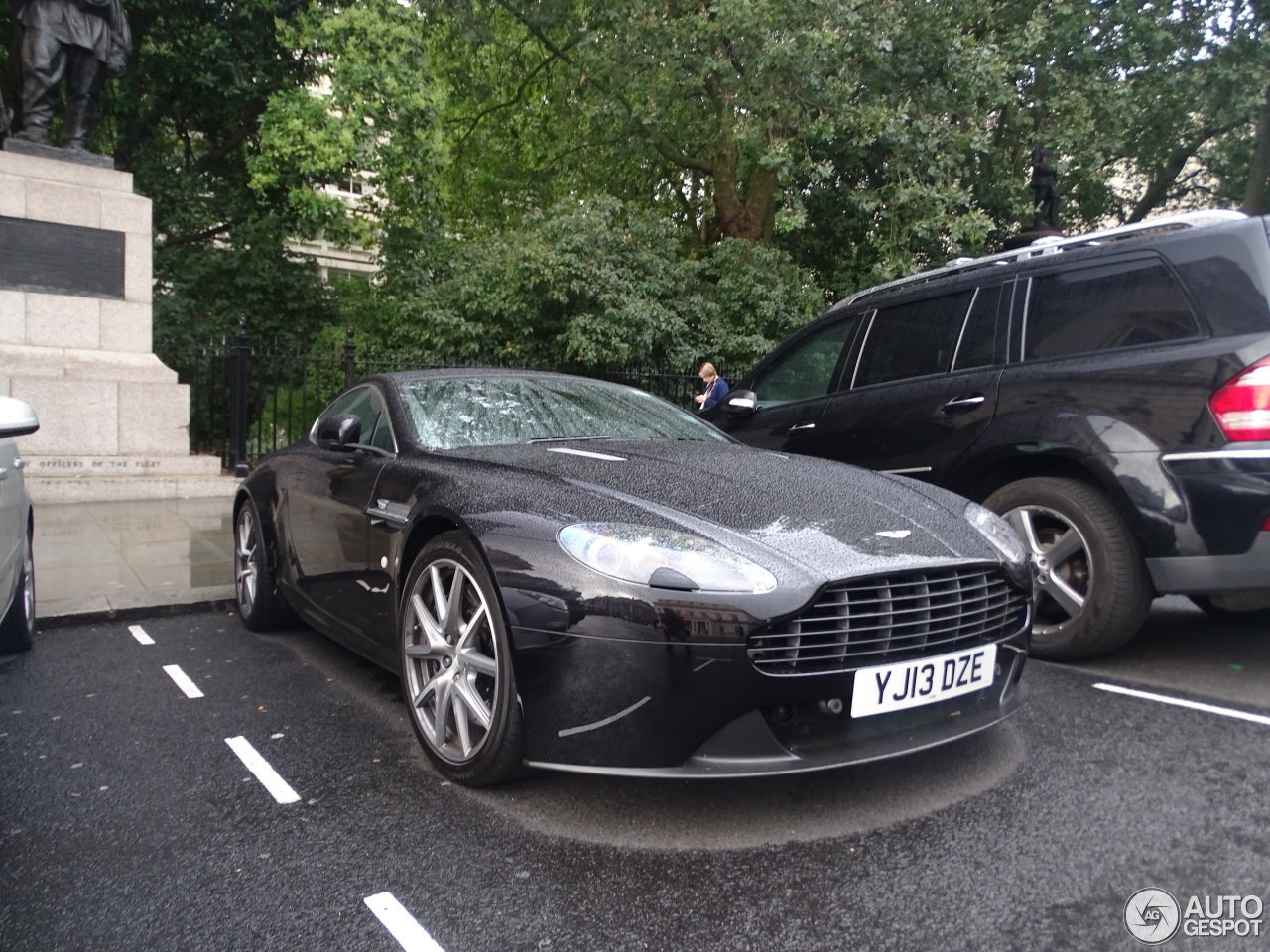 Aston Martin V8 Vantage 2012