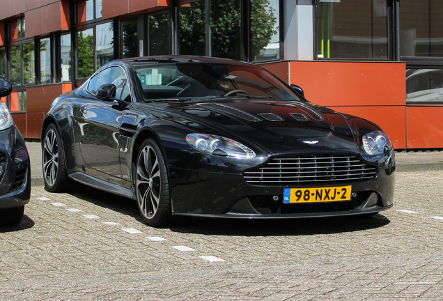 Aston Martin V12 Vantage Carbon Black Edition