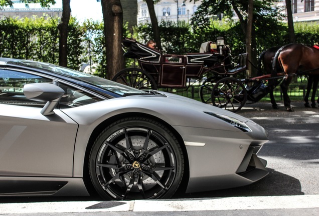 Lamborghini Aventador LP700-4 Roadster