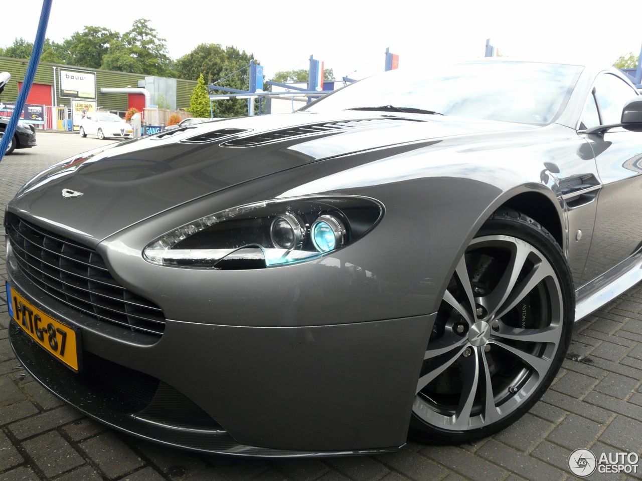 Aston Martin V12 Vantage