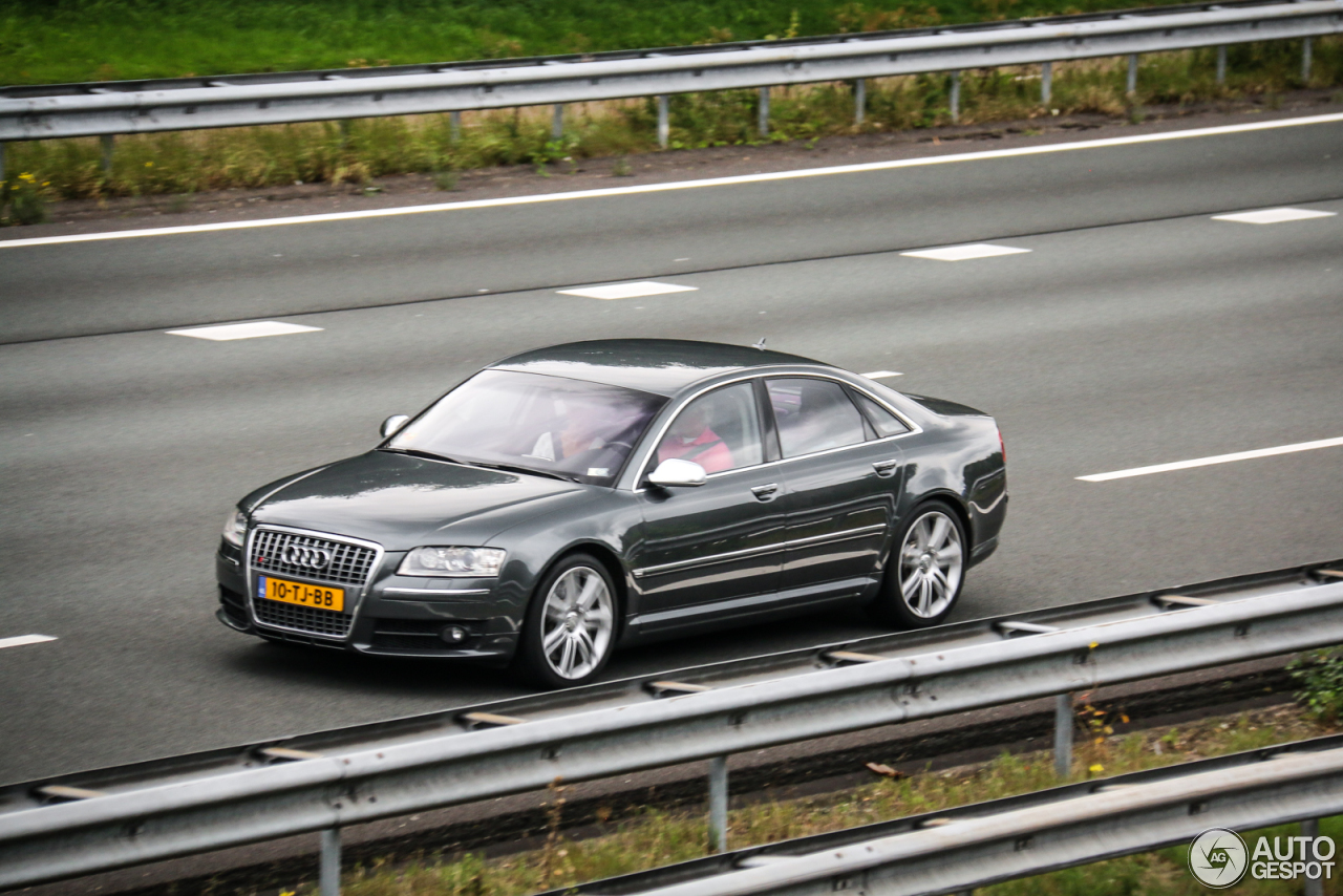 Audi S8 D3