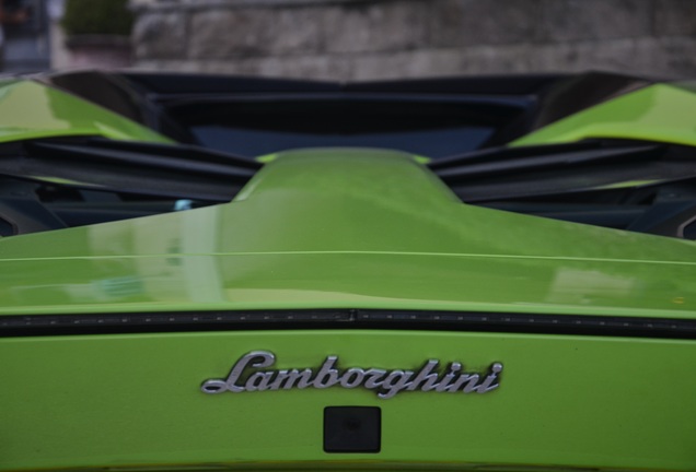 Lamborghini Aventador LP700-4 Roadster