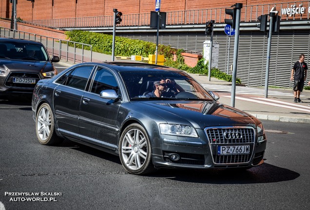 Audi S8 D3