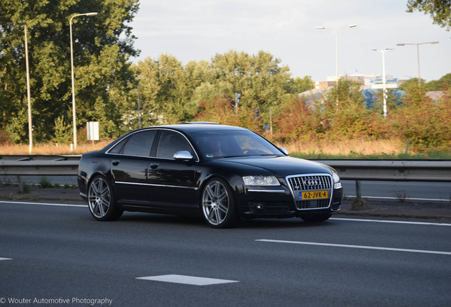 Audi S8 D3