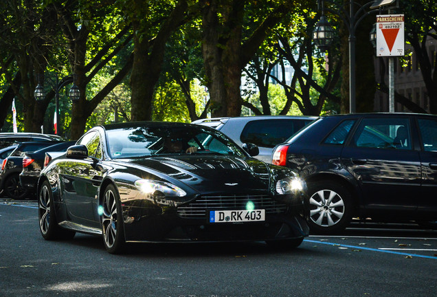 Aston Martin V12 Vantage Carbon Black Edition