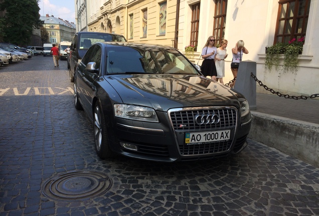 Audi S8 D3