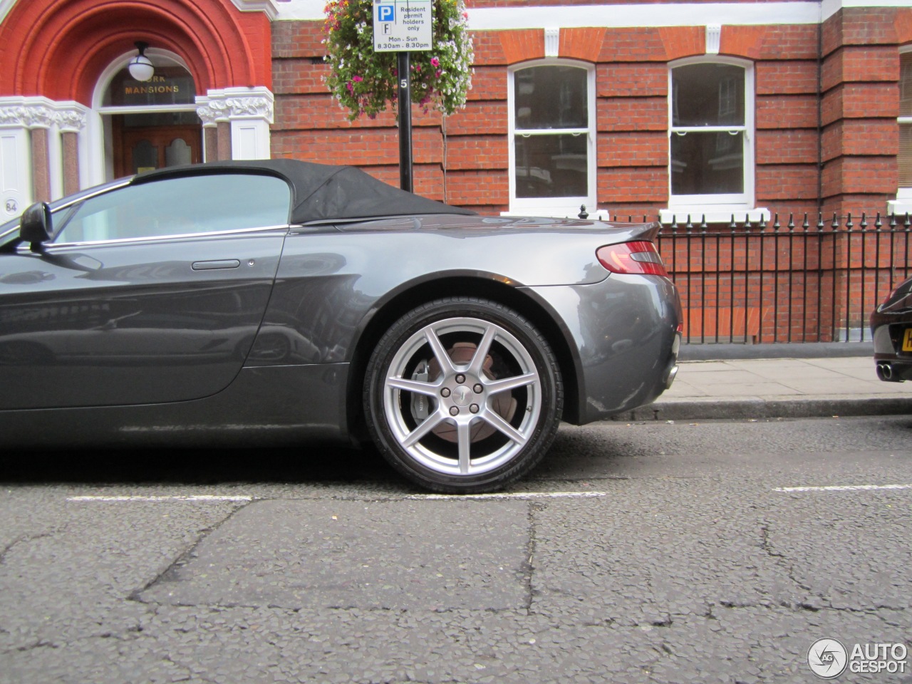 Aston Martin V8 Vantage Roadster