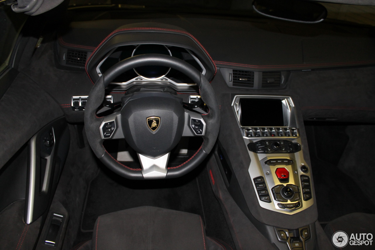 Lamborghini Aventador LP700-4 Roadster Pirelli Edition